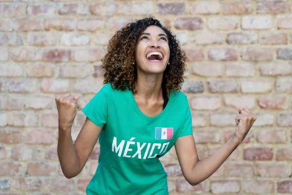 Heja Mexikansk Kvinna Med Grön Tröja Älskar Det Nationella Fotbollslaget — Stockfoto