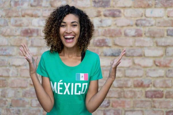 身穿绿色球衣的快乐的墨西哥女人很喜欢国家足球队 — 图库照片