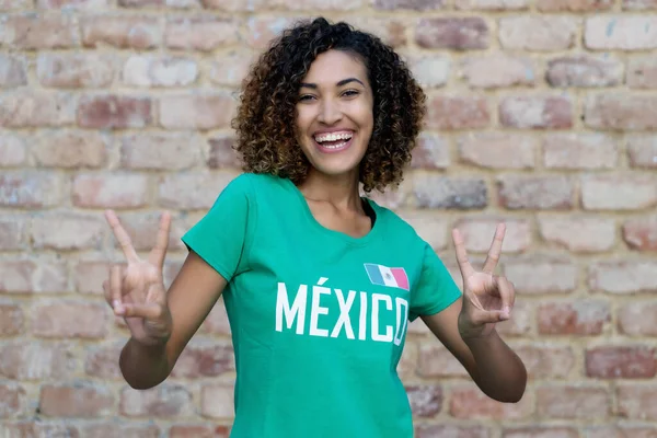 メキシコ人女性を笑いながら緑のジャージーは国民のサッカーチームを愛しています — ストック写真