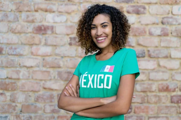 身穿绿色球衣的美丽的墨西哥女子喜爱国家足球队 — 图库照片
