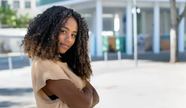 Közelkép Portré Gyönyörű Afro Amerikai Női Fiatal Felnőtt Szabadban Városban — Stock Fotó
