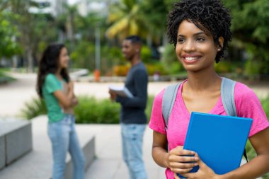 Tropikal şehirde bir grup arkadaşı olan güzel Brezilyalı kız öğrenci.