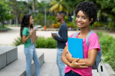 Tropikal şehirde arkadaş grubuyla mutlu Brezilyalı kız öğrenci