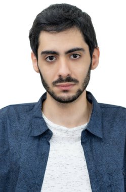 Beyaz arka planda izole edilmiş sakallı ve siyah saçlı ciddi bir Türk adamın pasaport fotoğrafı.