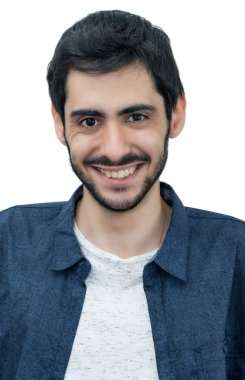 Beyaz arka planda sakallı, siyah saçlı, gülen bir Türk 'ün pasaport fotoğrafı.
