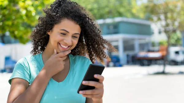 Сміх Іспаномовних Молодих Дорослих Жінок Обмін Хлопцем Телефону Відкритому Повітрі — стокове фото