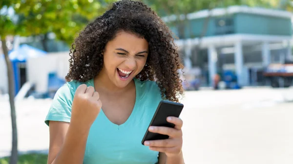 Щаслива Іспаномовна Молода Жінка Яка Отримує Повідомлення Телефону Хорошими Новинами — стокове фото