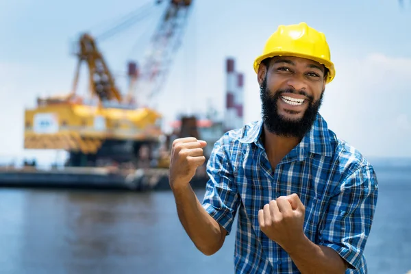 Motivated African American Offshore Worker Digger Plattform Ship Blue Ocean — Fotografia de Stock
