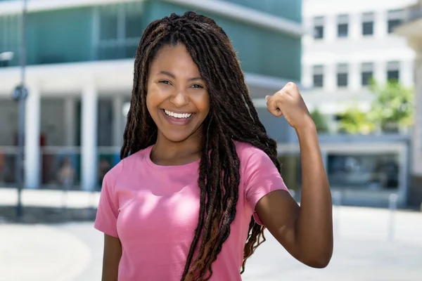 Succesvolle Juichende Zwarte Vrouw Met Dreadlocks Outdoor Stad Zomer — Stockfoto