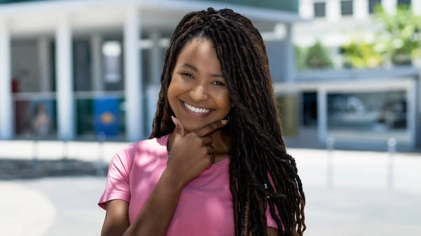 美丽的笑着的黑人女人 夏天在城市的户外留着可怕的头发 — 图库照片