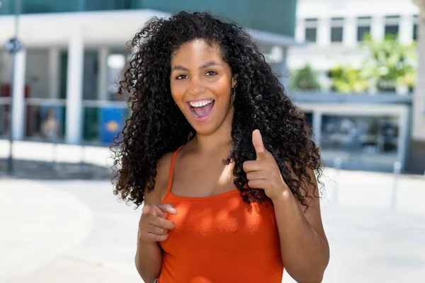 Glücklich Lachende Lateinamerikanerin Mit Lockigem Schwarzem Haar Sommer Draußen Der — Stockfoto