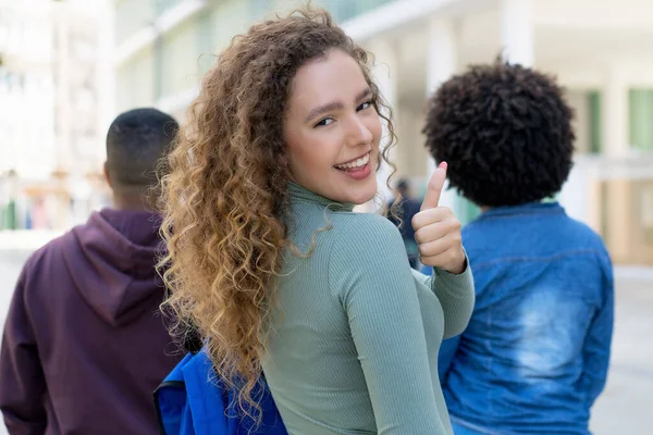 Sukces Białej Studentki Plecakiem Przyjaciółmi Pokazującymi Kciuk Powietrzu Latem Mieście — Zdjęcie stockowe