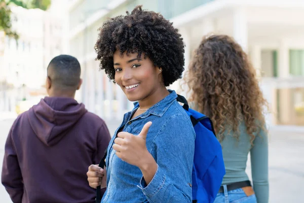 Succesvolle Zwarte Studente Met Rugzak Vrienden Tonen Duim Omhoog Outdoor — Stockfoto