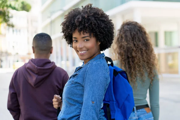 Lachende Zwarte Vrouwelijke Student Met Rugzak Vrienden Buiten Zomer Stad — Stockfoto