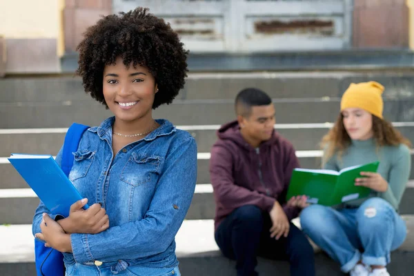 Estudiante Afroamericana Riéndose Con Grupo Jóvenes Adultos Hispanos Estilo Urbano —  Fotos de Stock