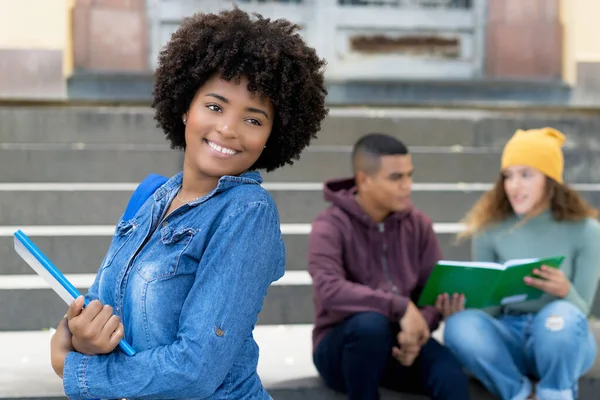 Ung Afrikansk Amerikansk Kvinnlig Student Med Grupp Latinamerikanska Unga Vuxna — Stockfoto
