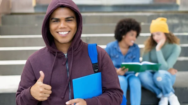 Estudante Hispânico Bem Sucedido Com Capuz Grupo Jovens Brancos Afro — Fotografia de Stock