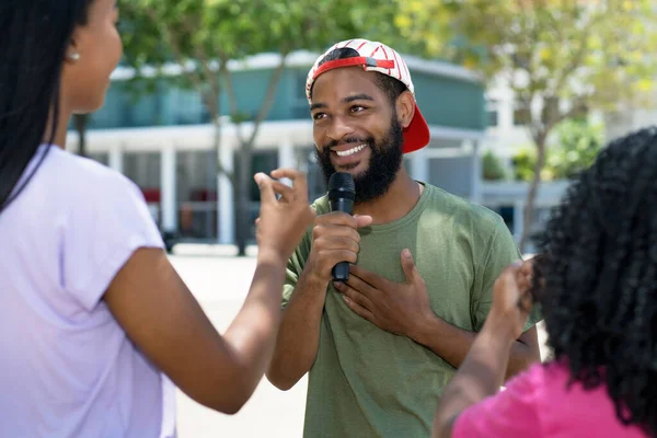 Siyahi Sokak Müzisyeni Seyircilerle Açık Havada Şarkı Söylüyor — Stok fotoğraf