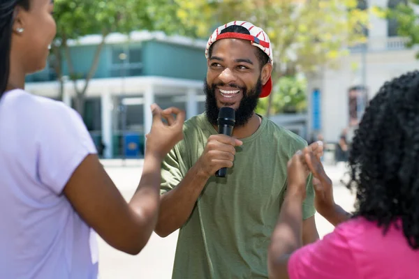 Yakışıklı Siyahi Sokak Müzisyeni Seyircilerle Açık Havada Şarkı Söylüyor — Stok fotoğraf