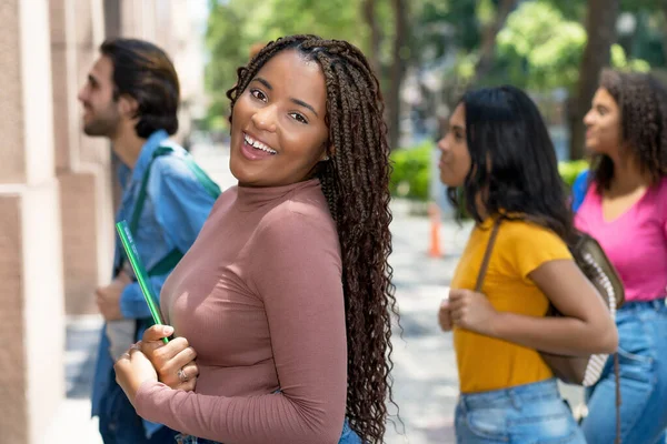 Сміється Афро Американська Студентка Університету Групою Кавказьких Іспаномовних Молодих Людей — стокове фото