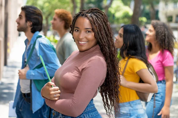 Mooie Afrikaanse Amerikaanse Vrouwelijke Universiteit Student Met Groep Van Kaukasische — Stockfoto