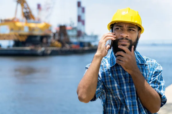 Trabalhador Afro Americano Offshore Conversando Com Chefe Telefone Com Escavador — Fotografia de Stock