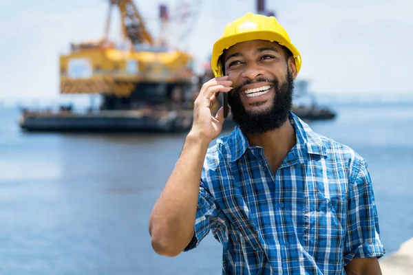 Skrattande Afrikansk Amerikansk Offshore Arbetare Talar Med Chefen Telefon Med — Stockfoto