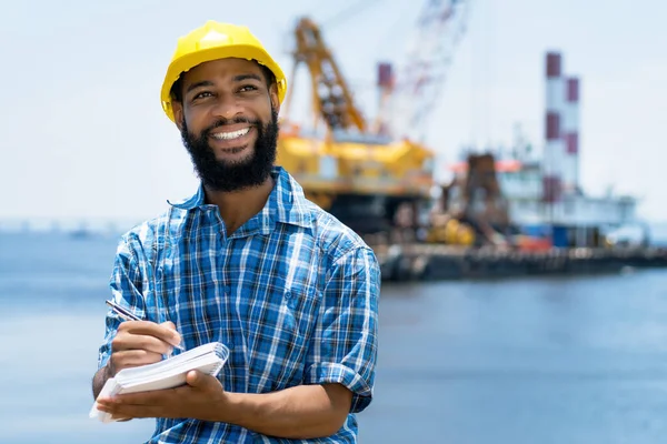 Trabalhador Offshore Afro Americano Com Escavador Plattform Navio Oceano Azul — Fotografia de Stock