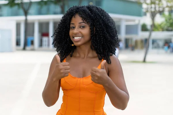 Glückliche Brasilianerin Mit Orangefarbenem Kleid Zeigt Sommer Der Stadt Daumen — Stockfoto
