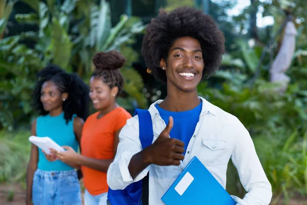 Estudante Masculino Afro Americano Bem Sucedido Feliz Com Grupo Jovens — Fotografia de Stock