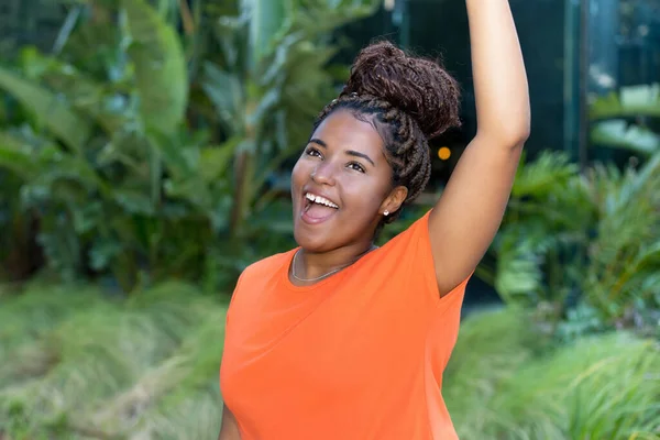 Úspěšné Jásající Mladá Dospělá Žena Afriky Oranžovou Košilí Tropické Oblasti — Stock fotografie