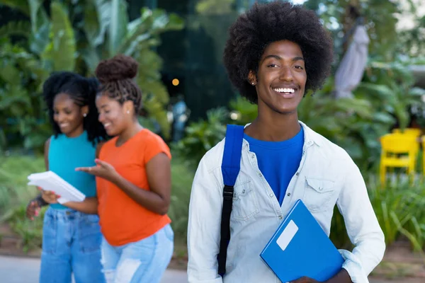 Красивый Африканский Студент Американец Группой Черных Молодых Людей Открытом Воздухе — стоковое фото