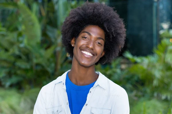 Porträtt Skrattande Ung Vuxen Man Från Afrika Utomhus Sommaren — Stockfoto