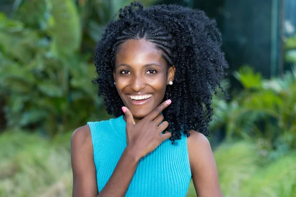 夏にアフリカから屋外で美しい笑い若い大人の女性の肖像画 — ストック写真