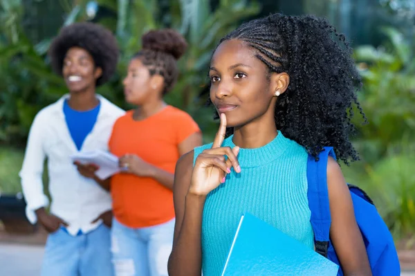 Мріяння Афроамериканки Студентки Групи Чорношкірих Молодих Дорослих Вулиці Влітку — стокове фото