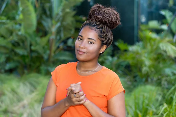 Lächelnde Junge Erwachsene Frau Aus Afrika Mit Orangefarbenem Hemd Sommer — Stockfoto