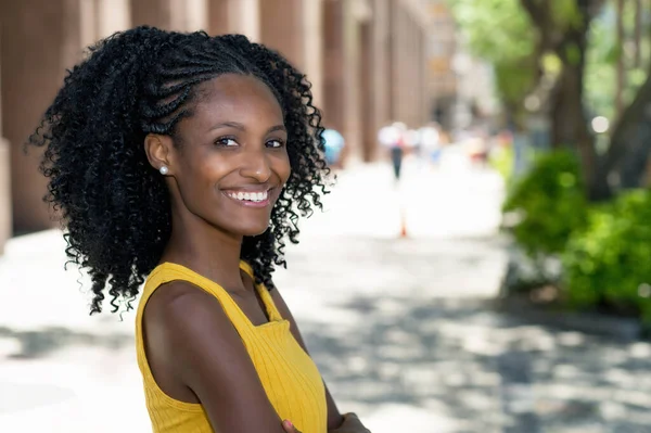 Щасливо Сміючись Молода Чорношкіра Жінка Бразилії Вулиці Місті Влітку — стокове фото