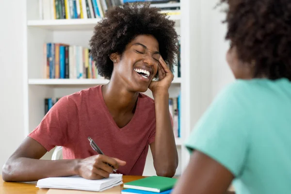 Γέλιο Αφροαμερικανός Φοιτητής Προετοιμασία Για Τις Εξετάσεις Ιδιωτικό Στην Τάξη — Φωτογραφία Αρχείου