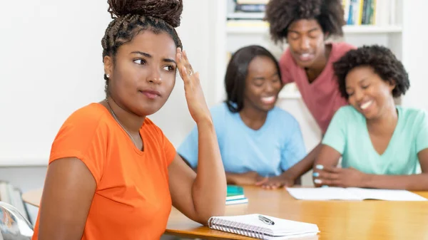 Schwarze Studentin Mit Problemen Schreibtisch Mit Lerngruppe Afrikanisch Amerikanischer Studenten — Stockfoto