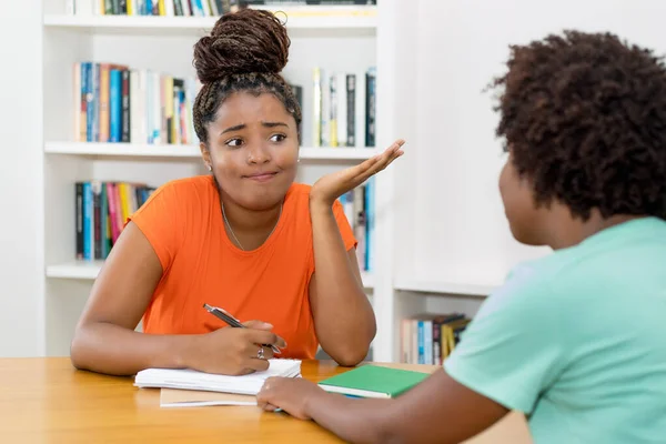 Afrika Kökenli Amerikalı Kız Öğrencinin Üniversite Sınavı Için Özel Derse — Stok fotoğraf