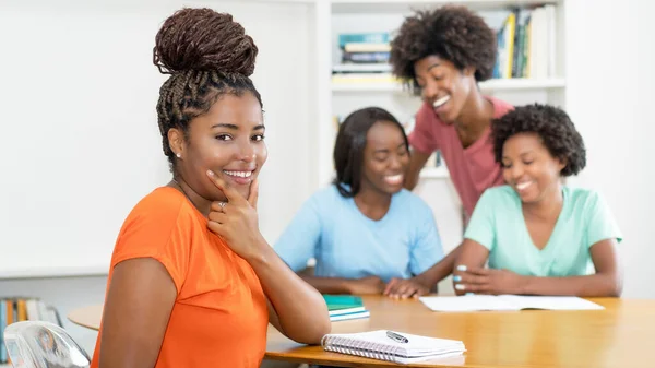 Csinos Fekete Diáklány Íróasztalnál Tanuló Afro Amerikai Diákokkal Főiskola Osztálytermében — Stock Fotó