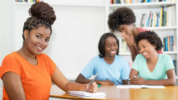 Młoda Czarna Studentka Przy Biurku Grupą Uczących Się Afrykańskich Amerykańskich — Zdjęcie stockowe