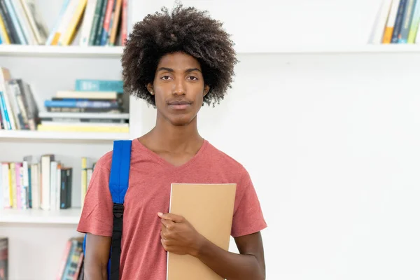 Allvarlig Afrikansk Amerikansk Manlig Student Med Ryggsäck Och Pappersarbete Tittar — Stockfoto