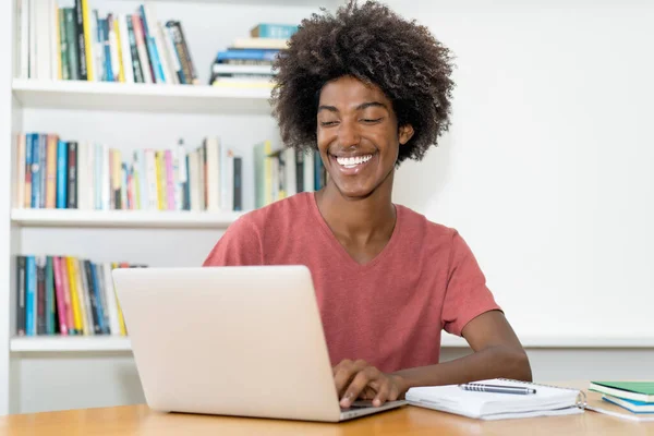 Feliz Afroamericano Estudiante Ciencias Computación Masculina Viendo Webinar Biblioteca Universidad —  Fotos de Stock