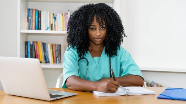Brezilyalı kadın hemşire ya da hastanede çalışan doktor.