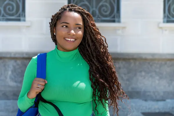 城市里 年轻的黑衣女学生 留着恐惧的头发和绿色的衬衫 — 图库照片