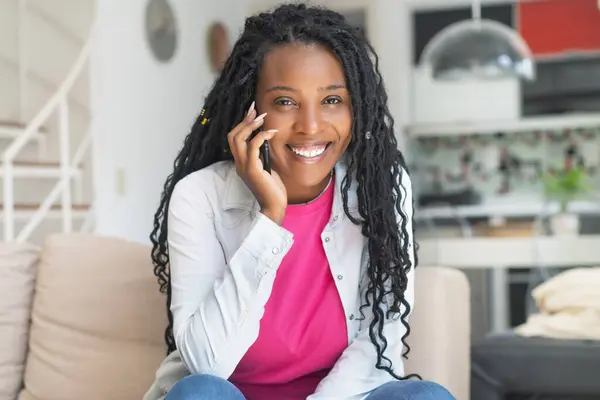 Hezký Africký Američan Žena Dredy Mluvit Telefonu Doma Obývacím Pokoji — Stock fotografie