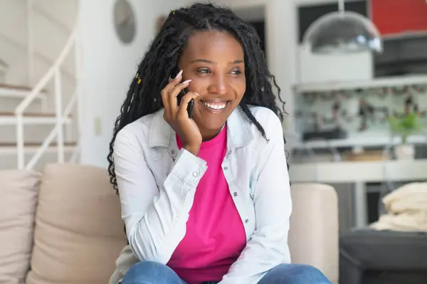 Smějící Africká Americká Žena Dredy Mluvící Telefonu Doma Obývacím Pokoji — Stock fotografie