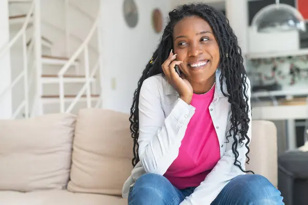 Krásná Africká Americká Žena Dredy Mluvit Telefonu Doma Obývacím Pokoji — Stock fotografie