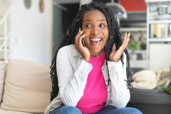 Nadšený Africký Američan Žena Dredy Mluvit Telefonu Doma Obývacím Pokoji — Stock fotografie